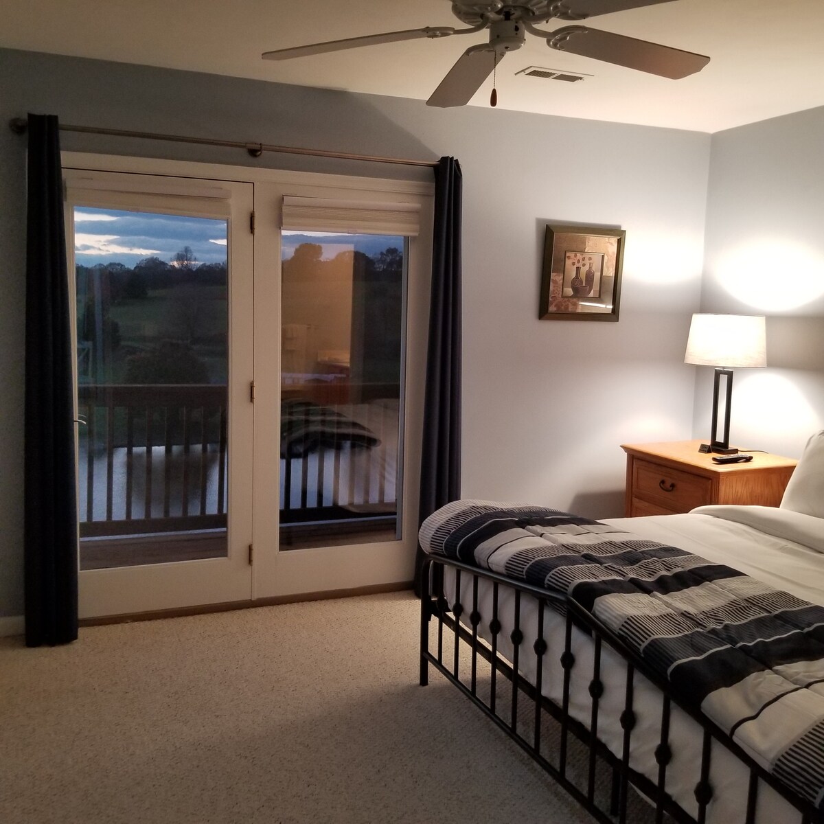 Master #2 en la planta superior con vistas al lago.