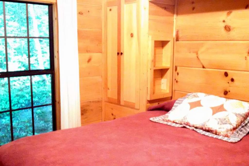 Queen sized bed, closets and drawers. Linens provided.