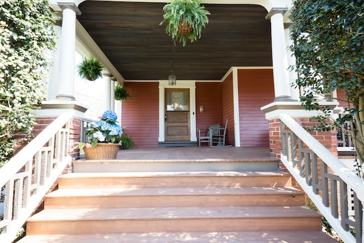 A Queen Anne Beauty- Breakfast Included