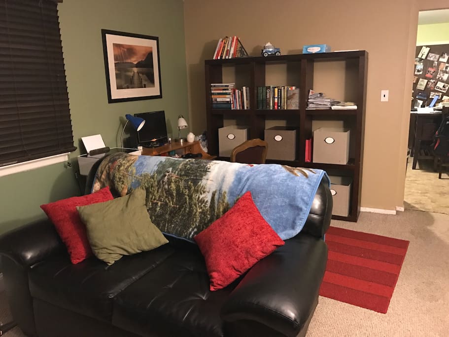 Living Room - Picture 3