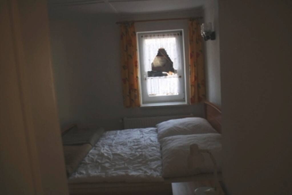 1. Schlafzimmer, ebenerdig.