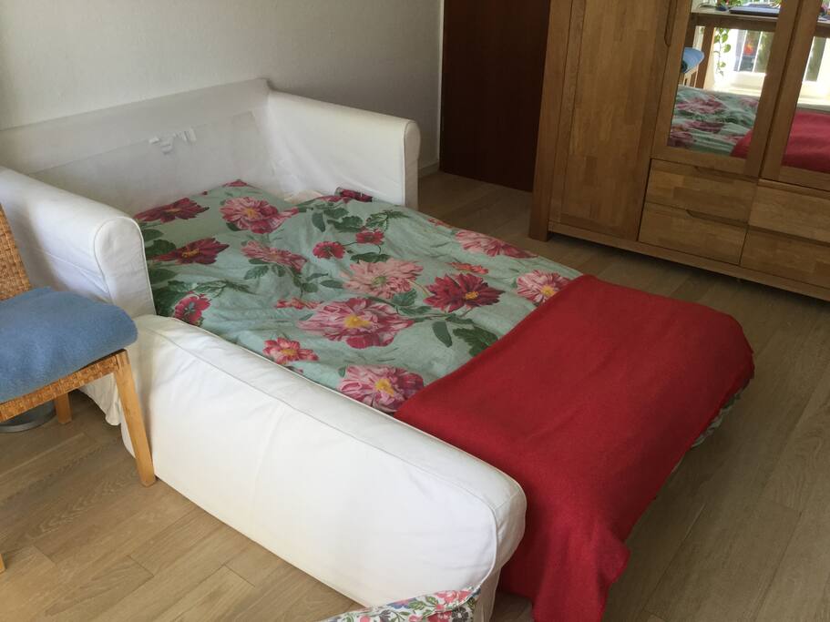 Die Schlafcouch ist 1,20cm breit.