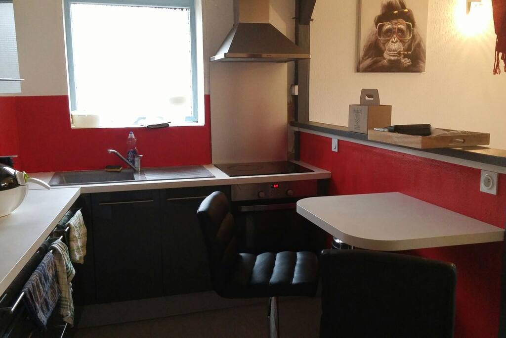 Cuisine avec lave vaisselle, four, micro-ondes, grille pain, actify, machine à café
