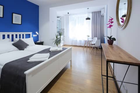 NEW Modern and Cozy Studio in the City Center