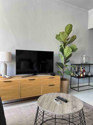 Beautiful, Modern Seaside 3 Bedroom Apartment gallery image 3