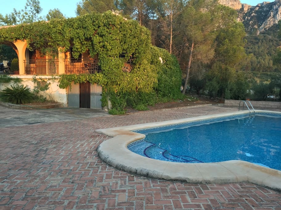 Piscina y amplia terraza