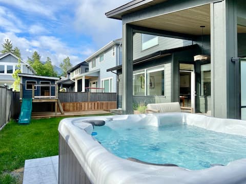 Beautiful modern home w/ hot tub & views