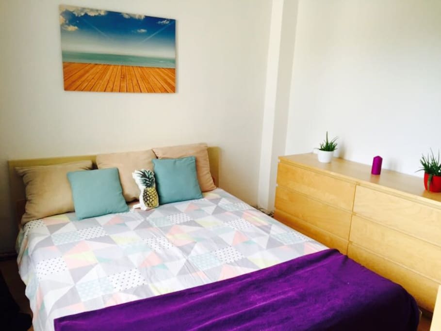 Bett und leere Kommode