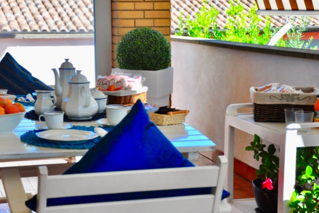 Colazione sul balcone/Breakfast on the balcony