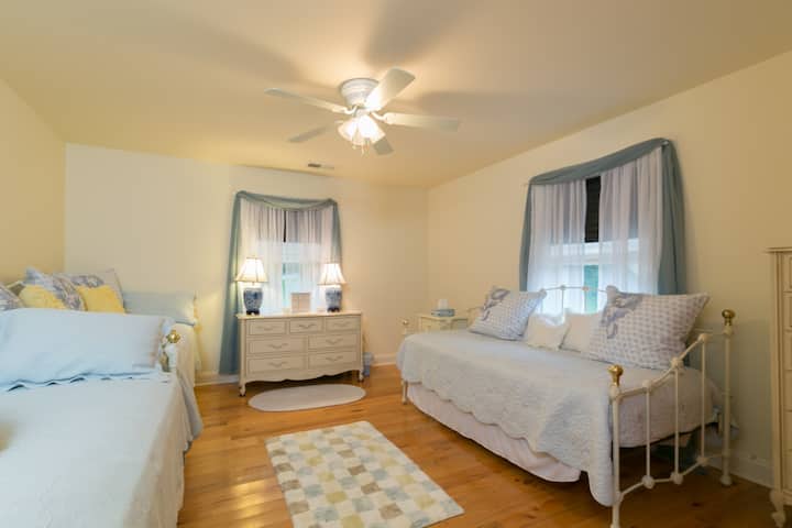 2do piso #1 habitación de invitados con 3 camas de día y 2 camas nido. Esta habitación tiene capacidad para 5 personas