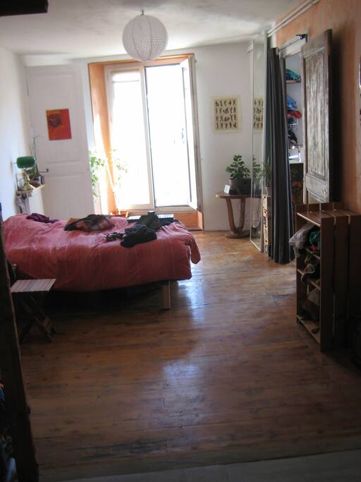 chambre spacieuse qui communique avec le reste