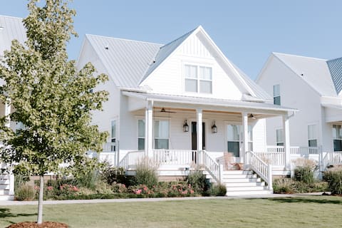 Spacious 4 Bedroom Home Minutes from Airport