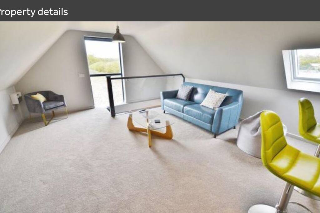 Spacious lounge with tv and wifi