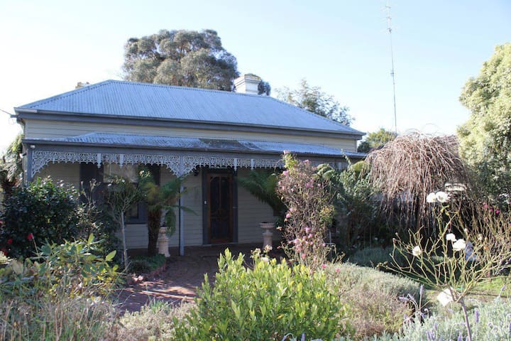 Rose Cottage Houses For Rent In Bairnsdale Victoria Australia