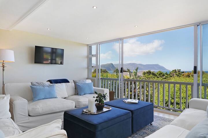 Perfect townhouse a stones throw from BoulderBeach gallery image 2