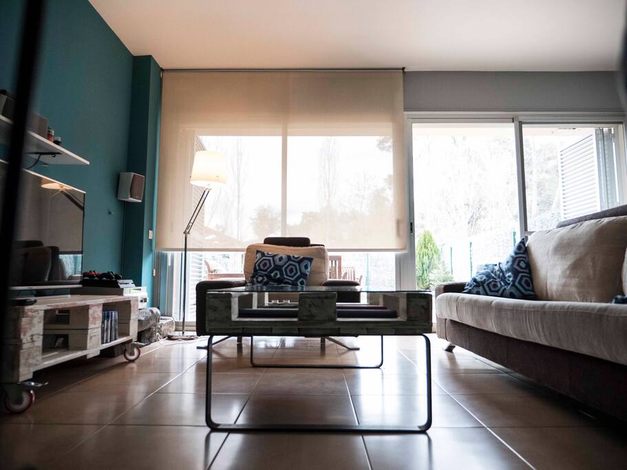 Dinning room central table + tv