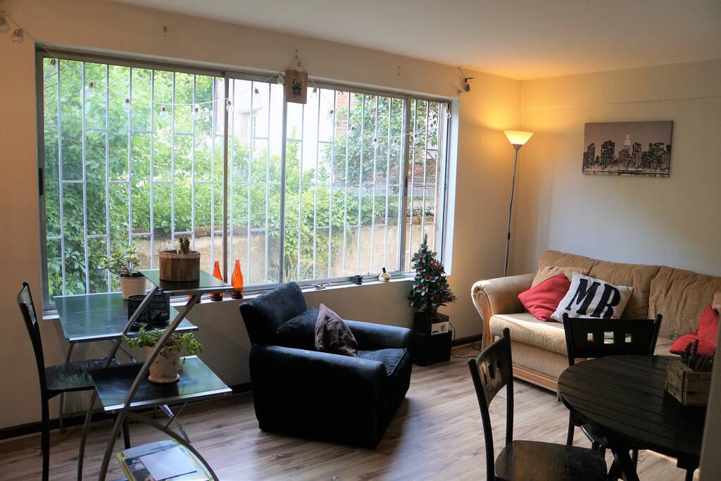 Acogedor departamento, con la mejor ubicación de providencia. Apartado del ruido, pero cerca de locomoción, servicios, comercio y lugares turísticos.
