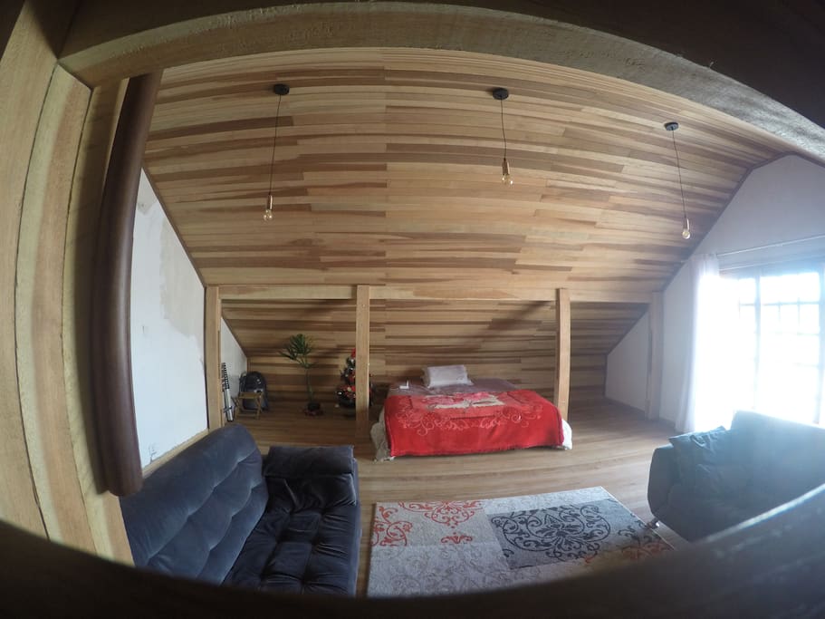 Quarto / sala no estilo chalé
Equipado com TV 49 polegadas e varanda.