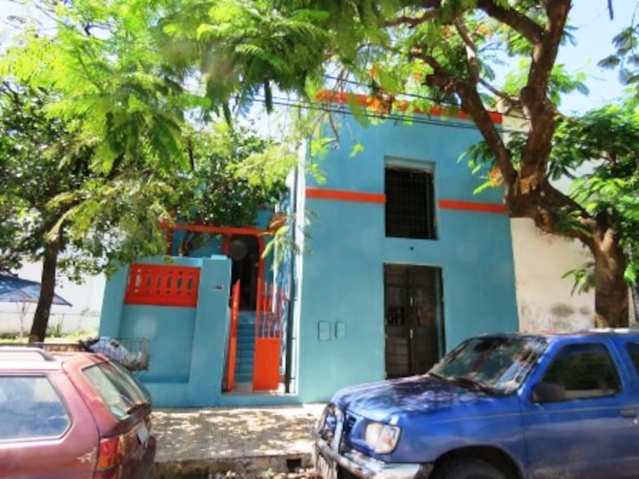 Vista exterior. Porton de acceso