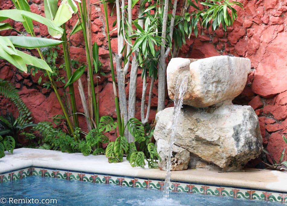 Pool fountain