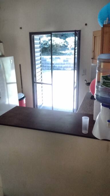 Barra desayunadora de gran tamaño, puerta ventanas dobles de salida al patio trasero y de gran luminosidad.
