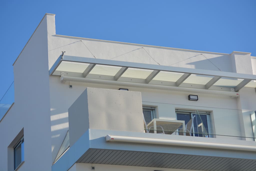 grosser Balkon mit 6 x 3 m Store
