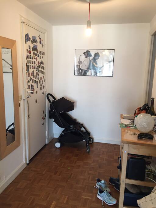 Entrée qui donne sur le salon et la cuisine, le wifi est installé là.