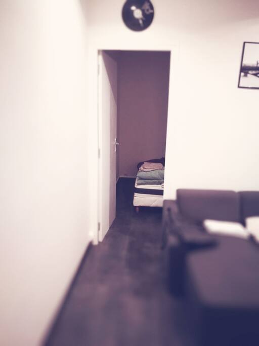 Entrée sur salon et ouverture de la chambre.