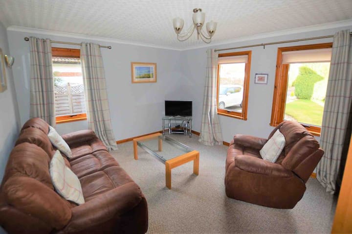 Spacious 2 Bedroom House With Garden  & Parking - Inverness