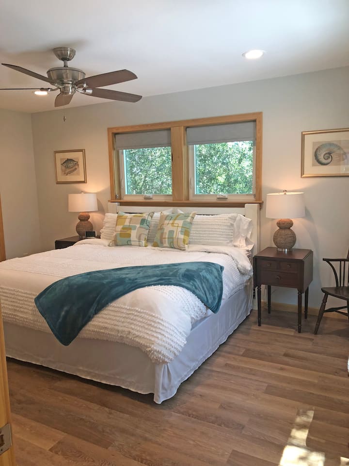 Otvorite prozore kako biste uživali u morskom povjetarcu. Neka vas zvuk valova koji se spuštaju uspavljuje.