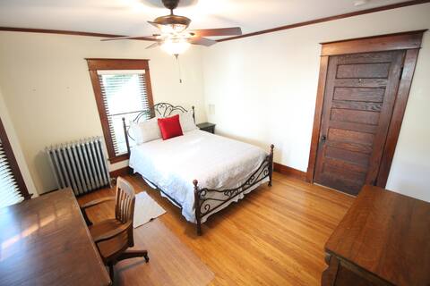 Master Bedroom 2 Blocks to Campus