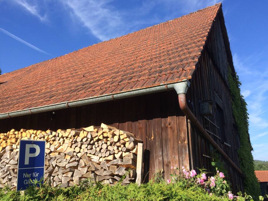 Gästeparkplatz an der alten Scheune