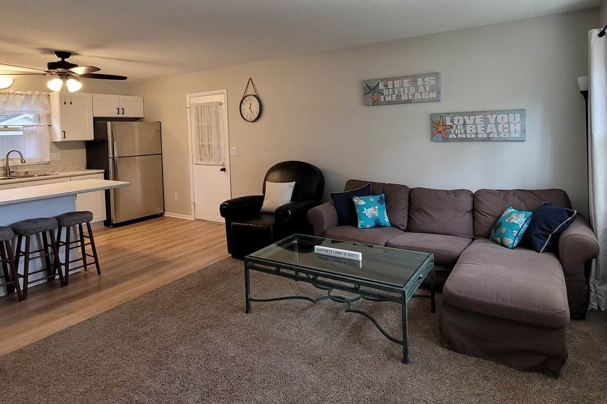 Bonito concepto abierto desde la sala de estar hasta la cocina te permite relajarte, descansar y reunirte con amigos y familia