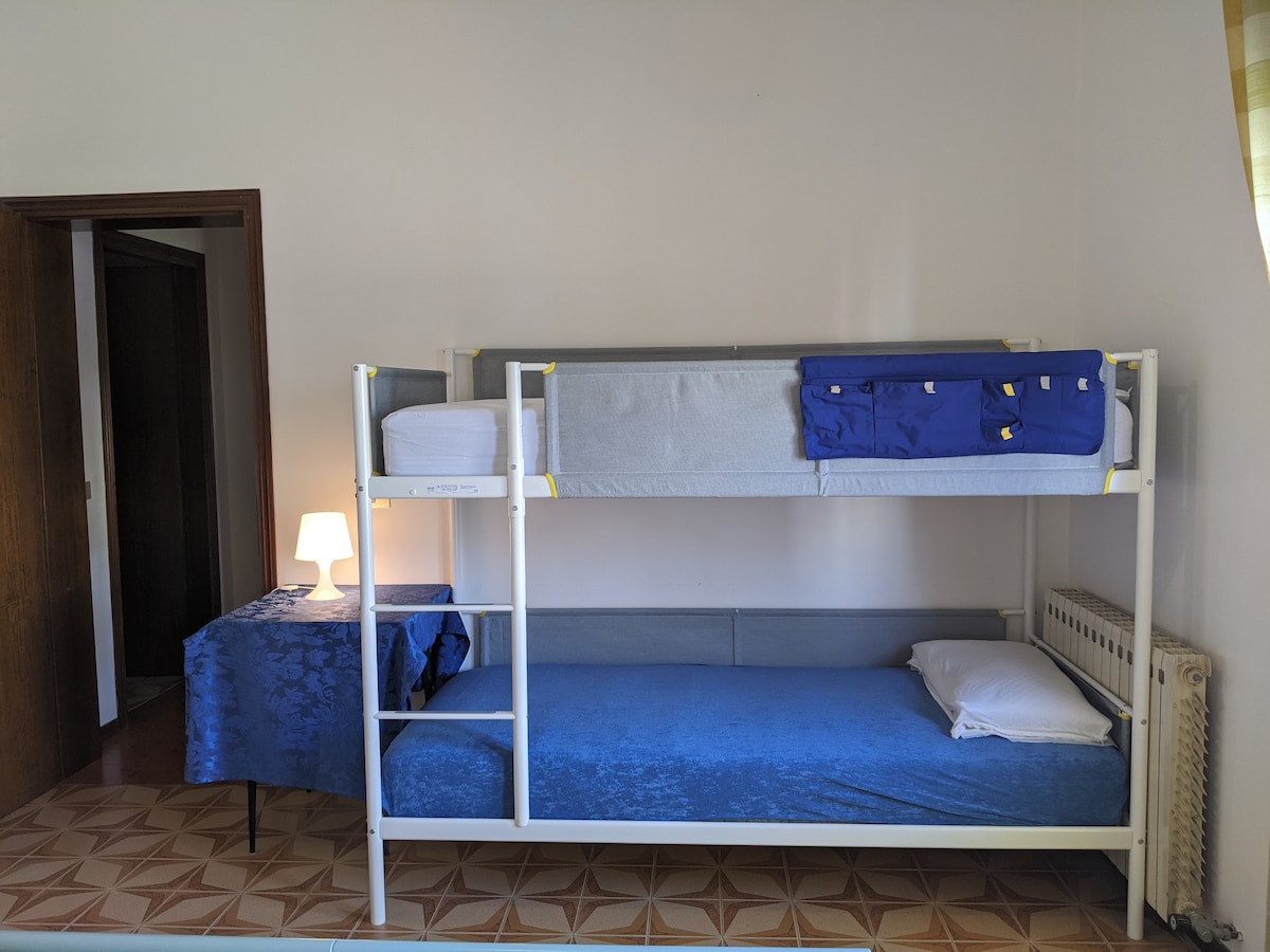 Krevat marinari, dhomë dyshe