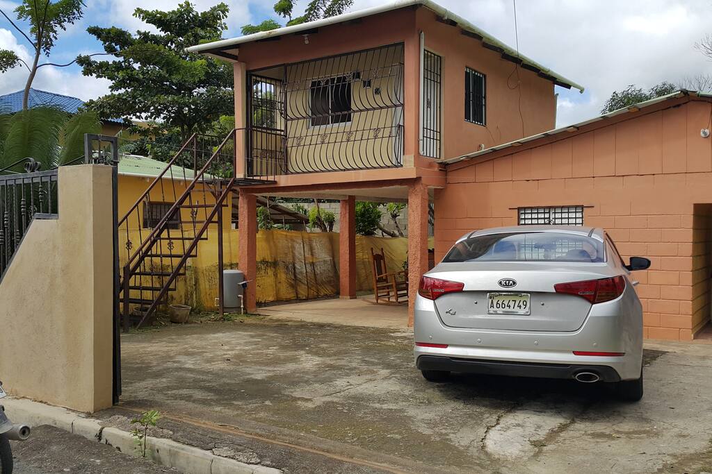 Casa en segundo nivel. Aparcamiento disponible.