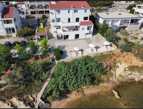 Successful Airbnb property: Apartment for 4 in Grad Pag
