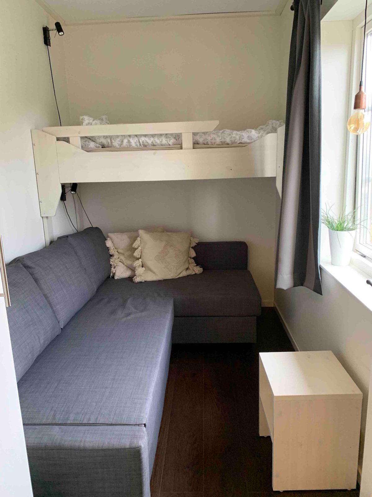 חדר שינה 3 עם מיטת קומותיים וספה נפתחת. מיטת קומתיים NB היא באורך 180 ס"מ