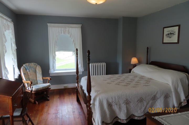 加大双人床。前院/牧场和谷仓的景观。