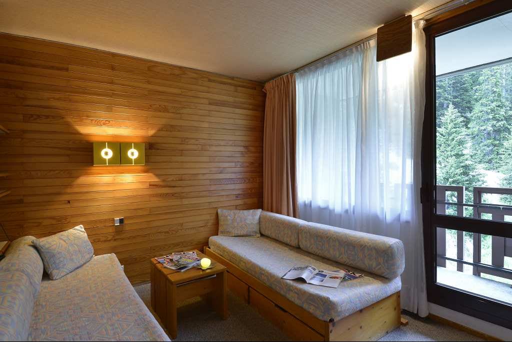 Lounge with 2 single beds or double