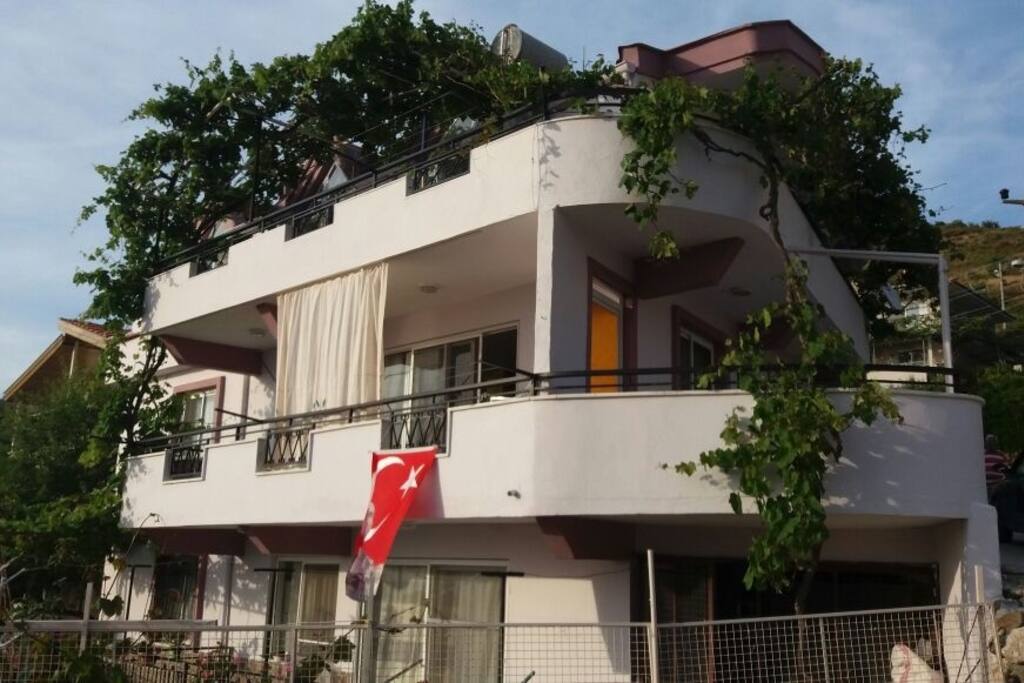 Marmaris'in cennet köyü Söğüt te denize 100 metre mesafede huzurlu bir tatil sizleri bekliyor.