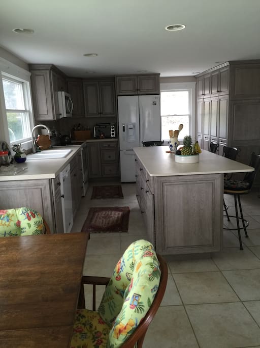 Brand new cherrywood kitchen w quartz counters