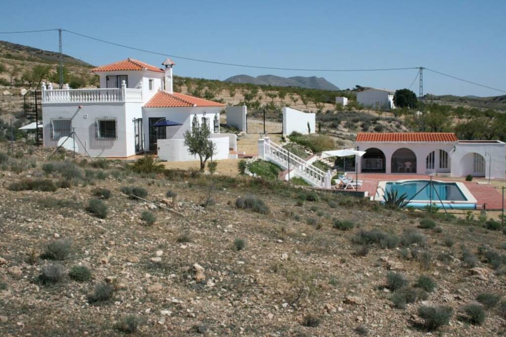 Vue d'ensemble : la villa, le poolhouse et la piscine