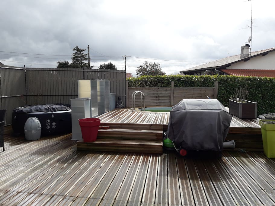 terrasse avec spa et piscine