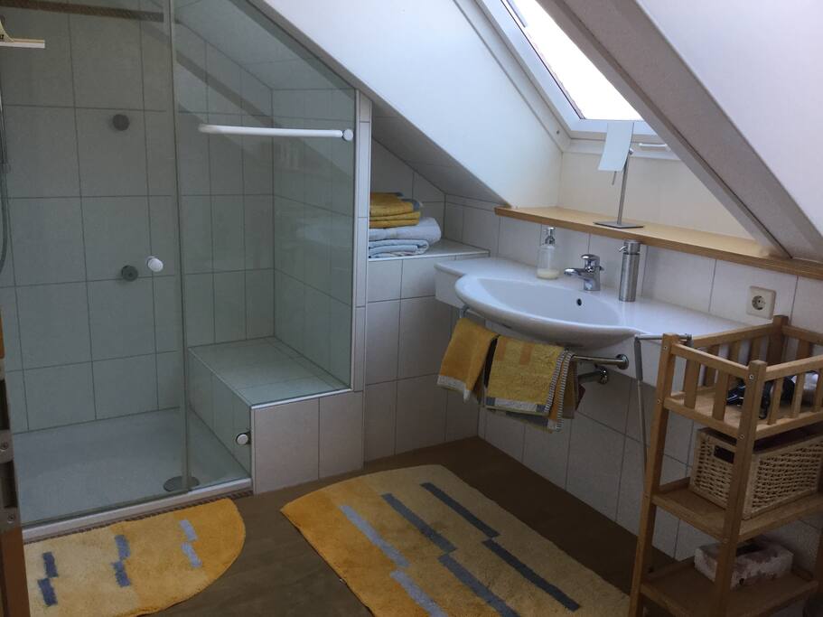 Die Dusche hat Seitendüsen - herrlich entspannend.