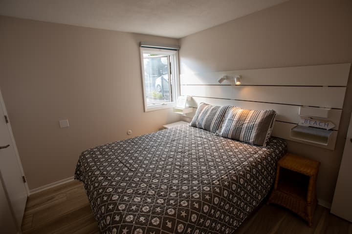 Il y a un lit Queen Size dans la chambre. Il y a un placard et une commode assez pour accueillir tous vos effets personnels.  La salle de bain est en suite.  Il y a un fer à repasser, une planche à repasser et un sèche-cheveux. Le linge  de maison est fourni pour 4 personnes.