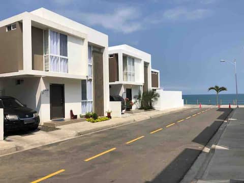 House with spectacular ocean views