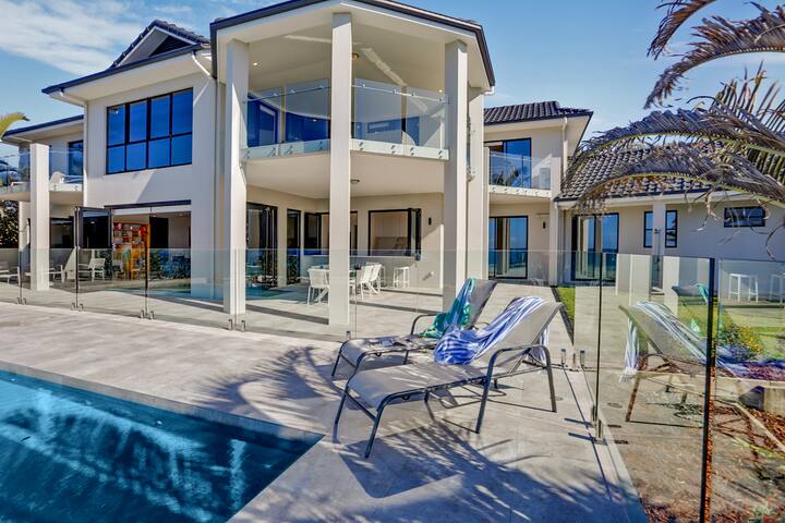 Castaways Beach Escape (4 bedroom) – Ocean Views gallery image 2