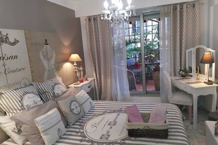 B&B de charme, terrasse fleurie - breakfast offert