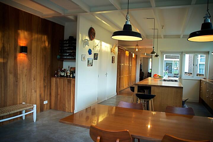 A beautiful 4 bedrooms family house with a garden