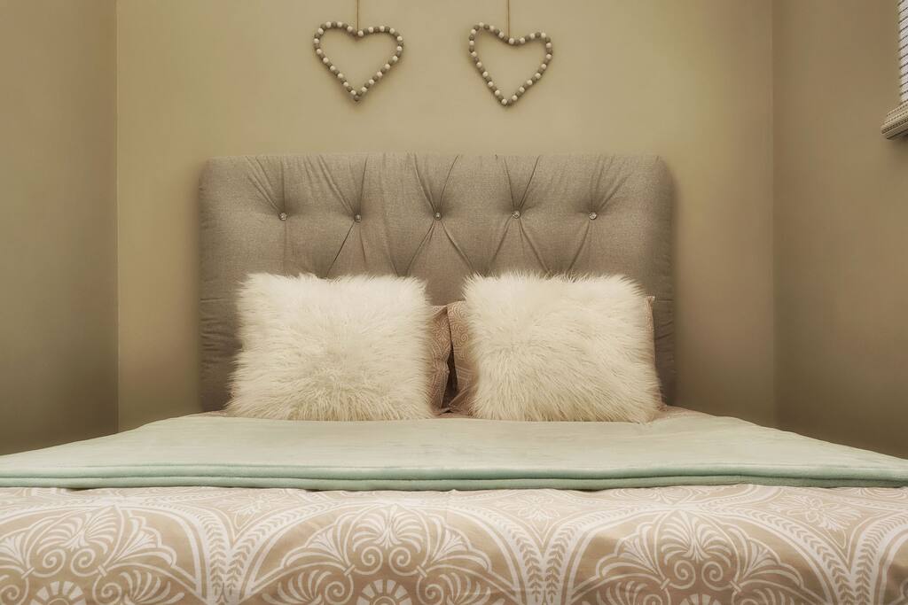 2nd Bedroom with queen size bed.